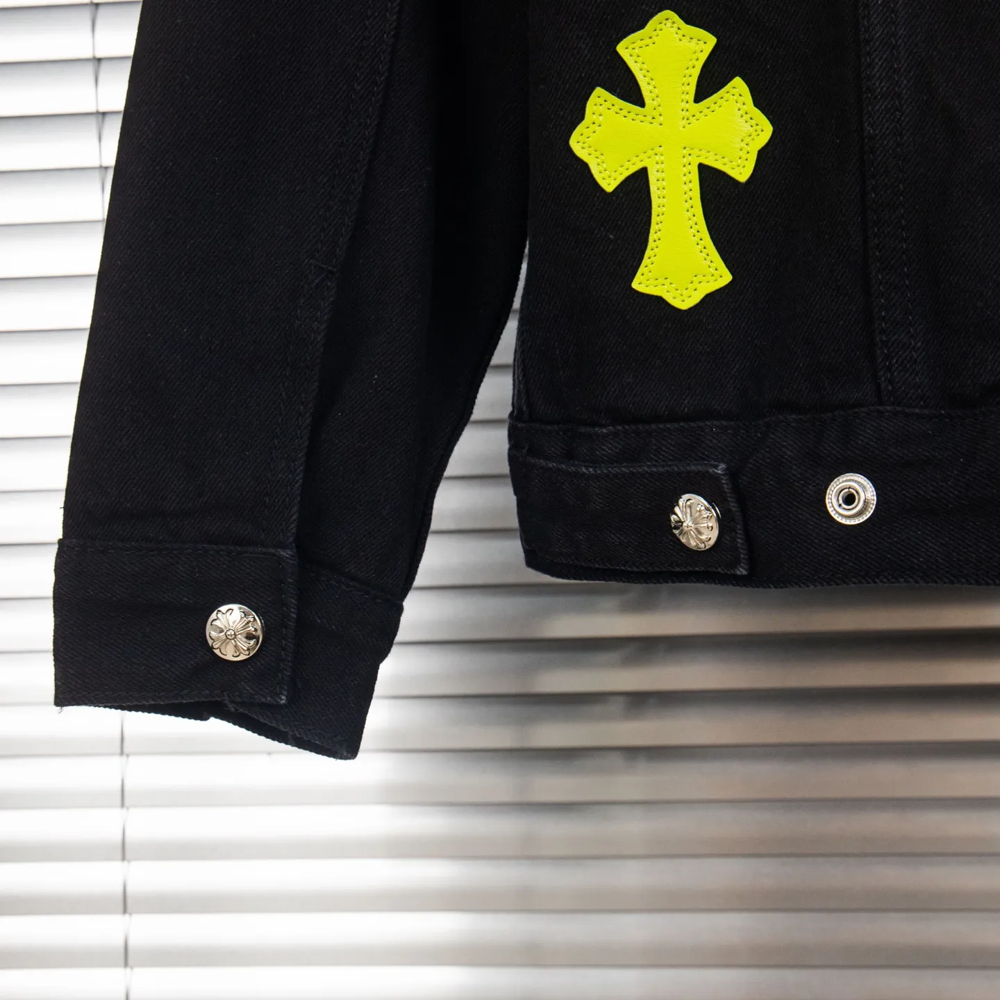 P360 high version (lamb wool) Chrome Hearts Chrome Hearts colorful patchwork lamb fur collar jacket, the same style as the Internet celebrity star's cross-printed denim jacket, the unique cross design element is full of design. It is made of 100% denim cotton fabric with heavy coarse yarn count, which ensures a stiff and tough silhouette while being soft, comfortable and breathable. The lapel is designed with silver buttons and is full of texture. The classic white cross logo is all over the dress, making it a perfect versatile style for spring and summer! The original loose version is made of high-quality pure cotton fabrics. The fabric pattern is high-definition and delicate without burrs. It is comfortable and breathable to wear. All the buttons are molded and customized. It is casual and fashionable and can be matched with any bottoms. It can be windproof and sunproof in spring and summer. It can be worn outside in autumn and winter! Easily concave shape makes you look slimmer and taller, perfect for both men and women! Style number: 1838# Color: Black Size: S M L XL